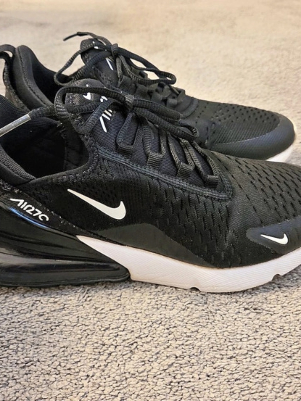 Nike Air Max 270 Black & White US 9 Athletic Sneakers